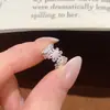 Pendientes delicados de girasol dulces y elegantes para mujer, ear cuffs de estilo ins modernos y sencillos sin perforación, accesorios para la oreja frescos y delicados
