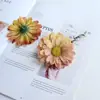 Flores Margaridas de Veludo Sintético Miolo Florzinhas DIY Presilha de Cabelo Adorno de Cabeça Guirlanda Decoração Presente Caixa de Doces Casamento Material de Flor Artificial Flor Atacado