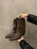 Primeiro Encontro Ji Chun Gen Jian Tou Botas de Cowboy Ocidentais Botas Femininas 2026 Novo Estilo Botas Curtas Slim Botas de Meia-Estação Outono/Primavera Marrom