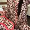Pijama Rosa Dulce con Estampado de Leopardo para Niñas, Nuevo Set de Ropa de Casa de Seda Helada de Manga Larga y Pantalón Largo, Otoño 2025