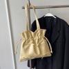 Bolso de Cubo Sobaco de Moda para Mujer 2025 Verano Versión Coreana Ins Bolso de Hombro Simple Nicho de Alta Gama Bolso Plisado