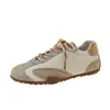 Nuevos zapatos casuales para mujer, mismo estilo, zapatillas de entrenamiento alemanas transpirables de verano para mujer, aumento interno de altura de 4 cm, cómodas zapatillas 2026