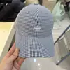 2026 Nueva Gorra de Béisbol con Bordado de Letras a Cuadros para Mujer Protección Solar Protector Solar Versátil Alta Calidad Adelgazante Facial Sombrero de Pico Pequeño