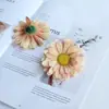Flores de Margarita con Núcleo de Terciopelo Sintético para Broche de Pelo, Adorno de Tocados, Guirnaldas, Regalo, Caja de Dulces, Boda, Material de Flores Artificiales, Venta al por Mayor de Flores
