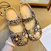 Encantos lindos de dibujos animados para zapatos con varios agujeros, decoraciones versátiles de resina para zapatos, mariposa, burbuja, flor, animales, charms decorativos al por mayor