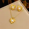 Moda Europeia e Americana Feminina para o Dia a Dia Aço Inoxidável Banhado a Ouro Flor Coração Pérola Irregular Conjunto de Brincos e Colar