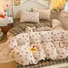 Juego de ropa de cama de cuatro piezas de terciopelo de leche engrosado de grado A con estampados de dibujos animados, que incluye una funda de edredón y una sábana bajera, adecuado para otoño e invierno, y diseñado para dormitorios estudiantiles