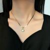 Collar de perlas retro para mujer, joyería de acero de titanio de lujo ligero de alta gama, cadena de clavícula elegante y cálida, famosa y madura.
