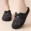 Novas Sandálias Baotou Antiderrapantes Planas para Mães de Meia-Idade Sandálias Baotou Sapatos Planos com Furos em Couro Sintético Sandálias Femininas para Exterior
