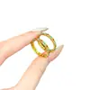 Anel de Resina Dourado em Latão Esmaltado Cor Vermelho Azul para Mulheres Toque de Luxo Leve High-End Anel para Dedo Indicador Mesmo Estilo que o Anel para Dedo Indicador da Loja de Ouro
