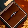 Anel de Prata Esterlina S925 com Trevo de Quatro Folhas e Incrustação de Diamante Azul para Mulheres, Estilo Floresta, Compacto, Simples, Moderno, Luxo Leve, Anel Personalizado Atacado