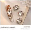 Joyería de Pedrería para Uñas 2025 Nuevo Modelo Pedrería de Aleación Deslumbrante Cristal de Colores Corazón Inclinado Pedrería Cuadrada Gruesa para Uñas Venta al por Mayor