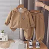 Nuevo conjunto invernal casual de tres piezas estilo japonés para bebés y niños pequeños, con una sudadera con capucha, un lazo y un cárdigan con cremallera