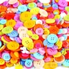 Kit de material de pintura con botones de plástico mixto DIY creativo para manualidades de niños de jardín de infantes, botones coloridos de cuatro agujeros