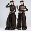 Figurino de dança jazz para meninas, com adornos de strass, lantejoulas, tecido de rede e estampa de leopardo, adequado para apresentações de dança, shows de street dance e desfiles de moda.