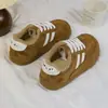Chinelos fofos, de sola grossa e tamanho grande para mulheres, nova coleção de inverno 2026, forrados com fleece para aquecimento, sapatos casuais de algodão versáteis em estilo de treino alemão