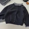 Suéter de estilo coreano para meninas, novo para outono e inverno de 2026, cinza escuro com borda franzida, imitação de duas peças, e meia-saia plissada de lã