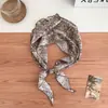 Pañuelo de seda artístico y estilo vintage, pañuelo triangular, pañuelo para la cabeza, pañuelo pequeño para el cuello, con un aspecto sofisticado, nueva colección otoño/invierno 2026 para mujer