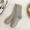 Calcetines de media pantorrilla para mujer de punto acanalado ancho de doble aguja negros, blancos y grises para primavera y otoño, estilo universitario para mujer, calcetines de felpa para usar en las cuatro estaciones