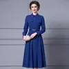 Vestido de Outono Zhili com um Ar de Deslocamento, Combinado com um Casaco, Corte Justo, Vestido Camisa de Manga Longa, Estilo Longo, Novo Modelo 2026