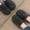 Mules femininas de lã estilo Birkenstock, com sola grossa, design de bico fechado, adequadas para uso externo, com forro de fleece para calor e conforto adicionais.
