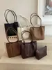 Bolsa de Palha Grande Capacidade Feminina 2026 Nova Moda Versátil Casual Bolsa de Ombro Toque de Luxo Bolsa Grande de Axila