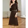Vestidos femininos estilo europeu e americano para outono e inverno de 2026, novas tendências de peças para usar por baixo com um casaco, vestido suéter de tricô de comprimento médio