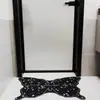 Tapete de terra de diatomáceas com estampa de borboletas de bolinhas pretas, adequado para uso doméstico, hall de entrada, banheiro, absorvente, antiderrapante e resistente ao desgaste