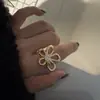 Anillo Minimalista de Flor Hueca, Diseño de Nicho, Elegante Anillo para Dedo Índice, Joyería de Lujo Ligero Retro Francés de Alta Gama para Mujeres al por Mayor