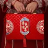 Caja de Regalo de Dulces para Boda Roja Caja de Empaque Recuerdo de Boda Caja Vacía Tarjeta Roja Estampada en Oro Caja de Mano Fabricante en Stock