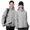 2025 Nueva Chaqueta de Montañismo Tres en Uno a Prueba de Viento e Impermeable para Hombre y Mujer Chaqueta Cálida de Capa Dura con Forro de Polar