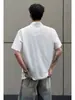Camiseta de Verano para Hombre Estilo Americano, Blanca, Patchwork Desconstruido, Media Cremallera, Manga Corta, Hombros Normales y Cuello Henley Polo