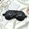 Máscara de dormir para olhos com bordado de cílios em seda artificial, disponível em estoque para atacado, máscara de olhos fofa bloqueadora de luz, protetor de olhos respirável para viagem para homens e mulheres