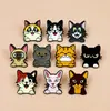 Lindo pin de esmalte con forma de gato y patrones coloridos, broche de animal de dibujos animados, accesorio decorativo creativo para ropa y mochilas de niños