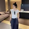 Camiseta azul elegante para mujer de color caramelo, nuevo modelo de verano, cintura simple con cordón, top de punto adelgazante de manga corta con pequeñas mangas acampanadas