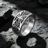 Anillo de cruz de acero de titanio europeo y americano con patrón de puntos de onda joyería moda anillo fresco para hombre disco SA259