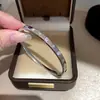 Pulseira Quadrada de Zircônia com Design Starburst Banhada a Ouro Real 18K Pulseira de Luxo Leve Toque de Alto Padrão Pulseira Versátil para Banquete Joia para Mulheres