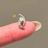 Aretes de Ala de Ángel con Circonita Brillante Aretes de Acero de Titanio Médico para la Cicatrización del Agujero del Oído Aretes de Ala para Mujer con un Toque de Alta Gama