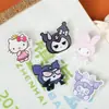 Broches Sanrio macios e fofos, broches de acrílico de desenhos animados, emblemas, decorações para mochilas, pins e acessórios - atacado