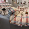 Ropa de cama 2026 nuevo modelo juego de cuatro piezas: sábana, funda de edredón, protector de colchón, juego de tres piezas para cama individual de dormitorio universitario