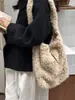 51223 Estilo Coreano Estilo Perezoso Bolso de Hombro de Lana de Cordero Otoño e Invierno Nuevo Bolso Tote Cruzado Versátil de Gran Capacidad