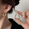 Pendientes de Clip de Lujo Ligero Estilo Hong Kong sin Agujeros para Orejas Pendientes Geométricos de Perla y Camelia para Mujer Sentido Avanzado Simples Elegantes Pendientes Versátiles