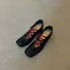 Sapatos de Salto Grosso Quadrados Retro Franceses 2026 Nova Moda Tendência Versátil Femininos Plissados com Tira Cruzada Baixos