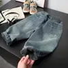 Jeans con forro de polar para niños y niñas 2025 estilo nuevo engrosado pantalones largos para niños pequeños otoño e invierno pantalones versátiles de moda