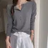 Camiseta de manga larga de alta gama estilo coreano cuidadosamente seleccionada para mujer, corte ajustado, estilo nuevo, moderna, cuello henley, top abotonado simple y versátil