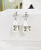 Popular lazo de cuatro flores perla grande gota de agua elegante lujo ligero socialité moda diseño de nicho otoño e invierno 2023 Cien