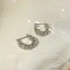 Brincos metálicos simples e versáteis estilo coreano com um toque elegante e sofisticado, populares para o dia a dia, ear cuffs de círculo geométrico e acessórios de orelha