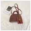 Bolsa de Mão Moda Retrô Primavera Verão Toque de Luxo 2026 Nova Versátil Casual para o Dia a Dia Bolsa de Ombro Única Bolsa Transversal Concha