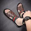 Sandálias para Homens 2026 Verão Novo Estilo Xadrez Sapatos de Praia Sandálias Casuais ao Ar Livre Tendência Versátil Chinelos Sapatos Masculinos Vietnamitas