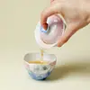 Juego de Tazas de Té de Cerámica de Alta Gama con Diseño de Ventana Pastel Bajo Esmalte de Mariposas y Flores, Incluyendo una Taza con Tapa para Uso en Casa